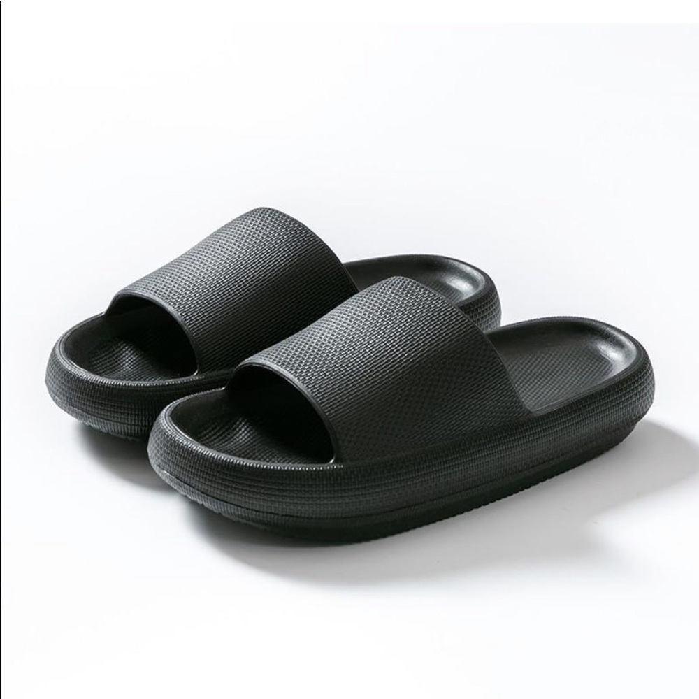 Pillow Slides Slippers Thick Sole Sandals in black. Size 5/6